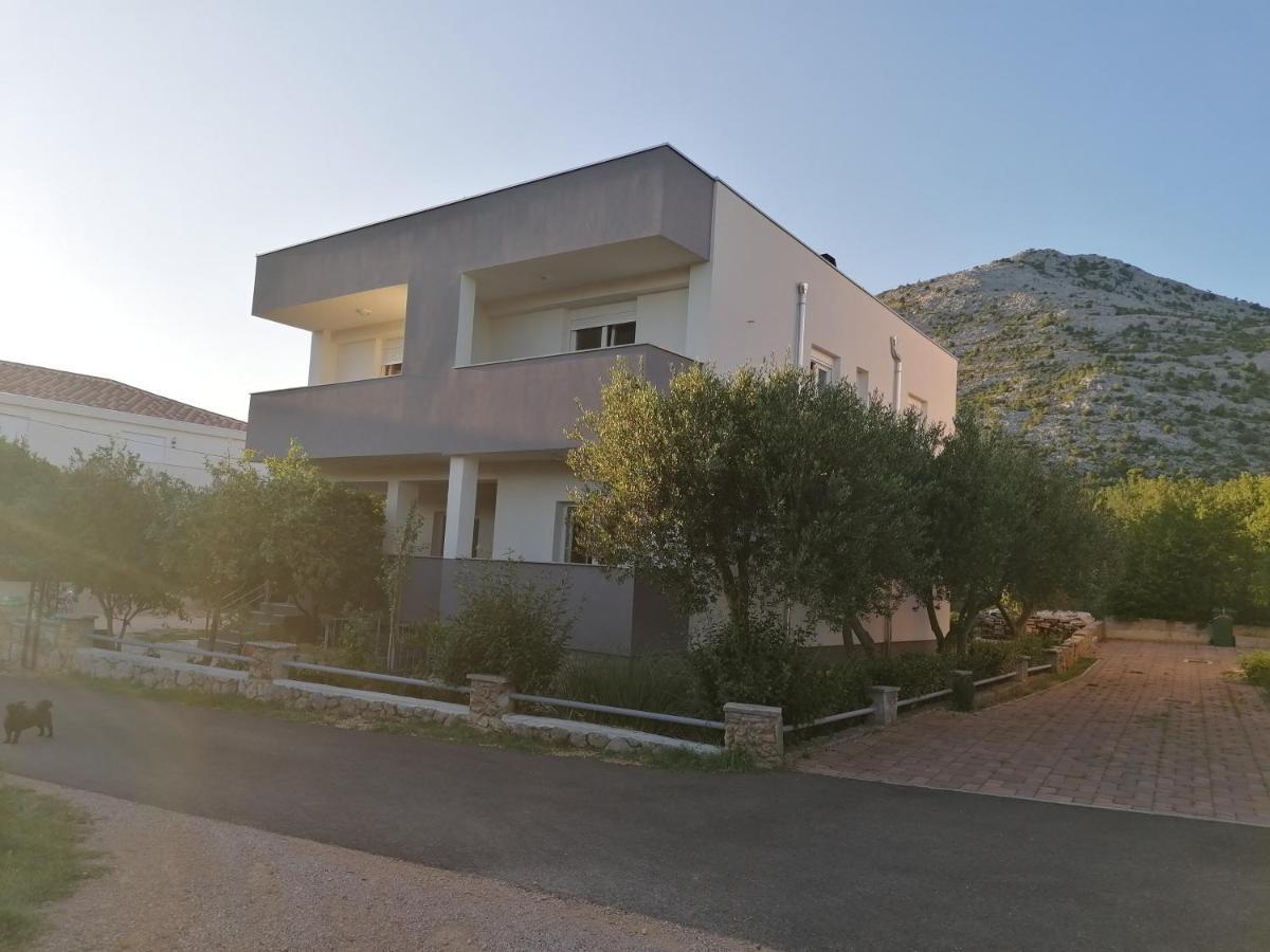 Apartments Lota Starigrad Paklenica Bagian luar foto