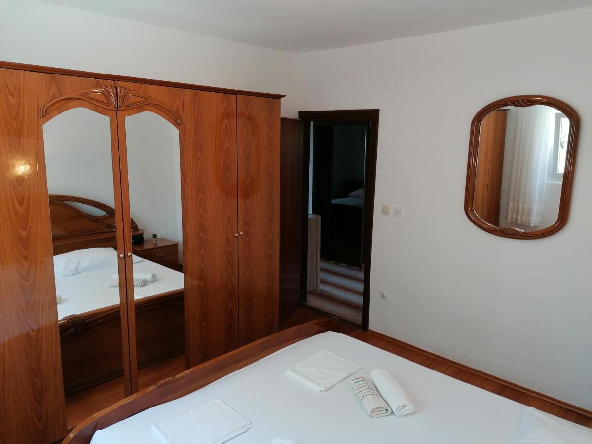 Apartments Lota Starigrad Paklenica Bagian luar foto