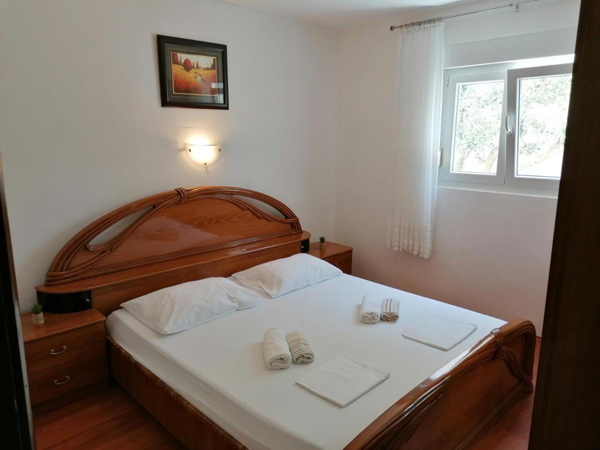 Apartments Lota Starigrad Paklenica Bagian luar foto