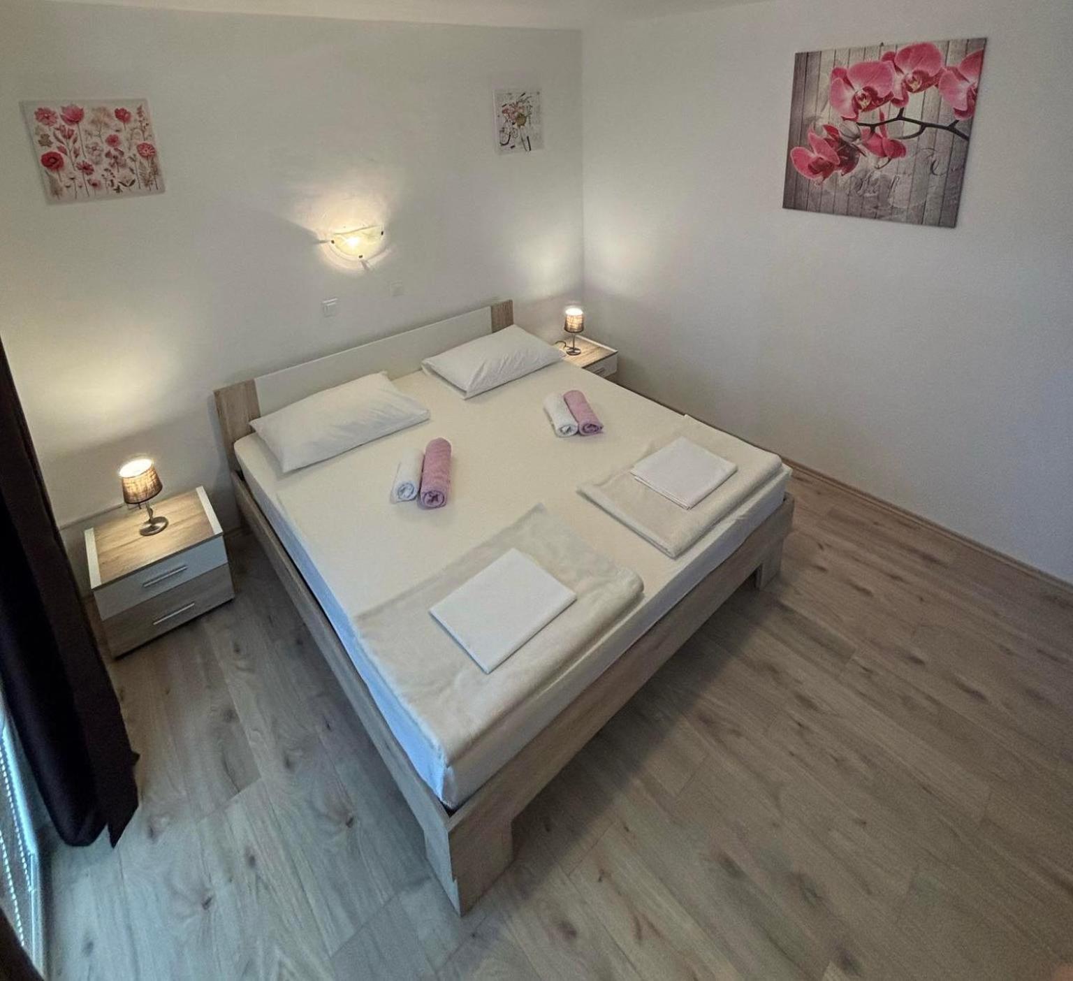 Apartments Lota Starigrad Paklenica Bagian luar foto