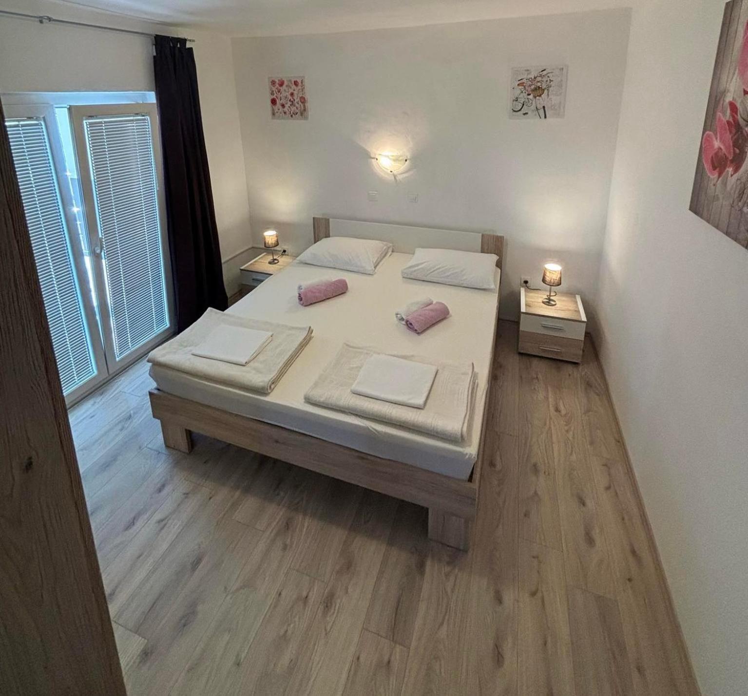 Apartments Lota Starigrad Paklenica Bagian luar foto