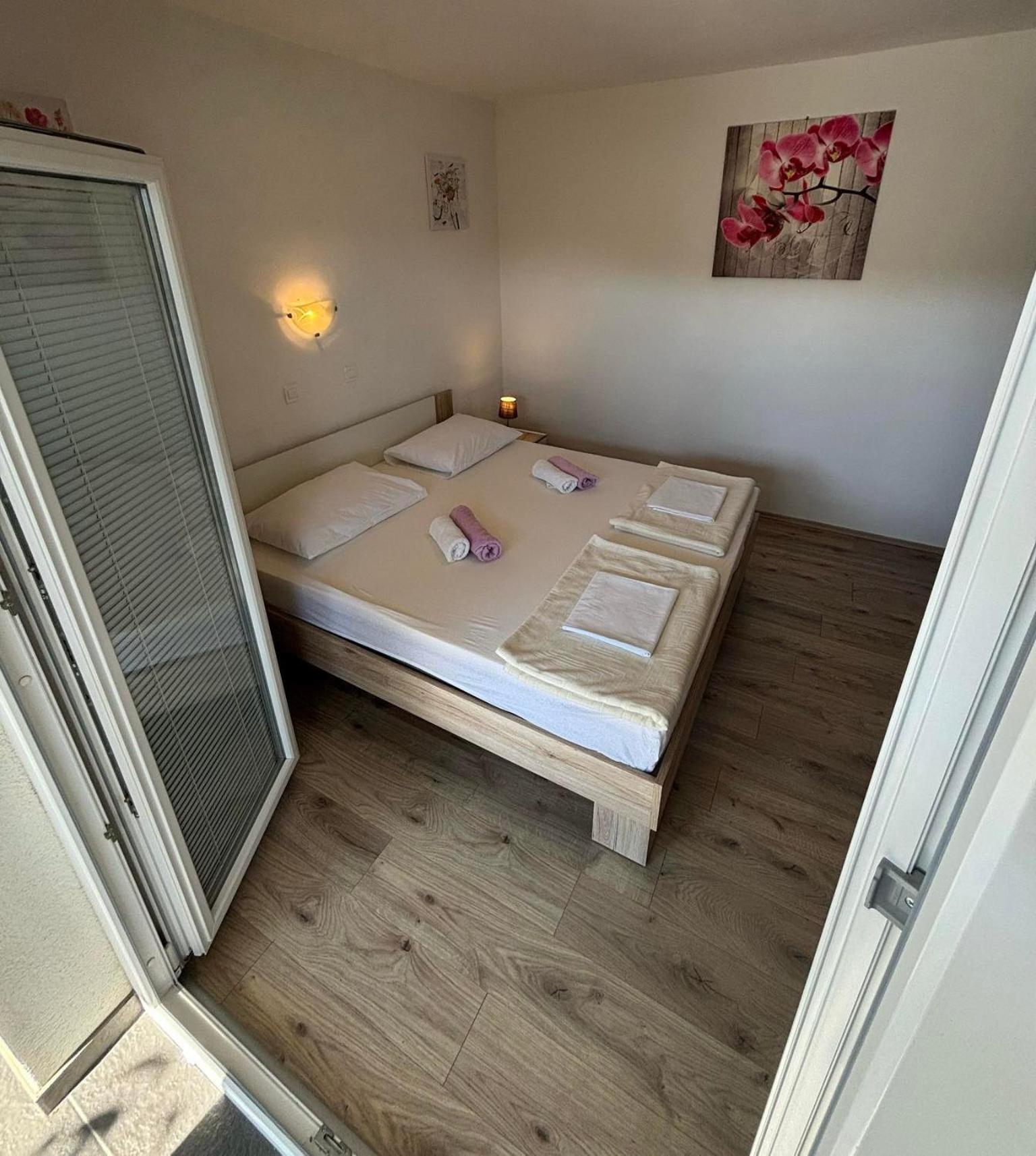 Apartments Lota Starigrad Paklenica Bagian luar foto